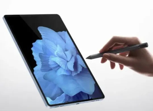 Tablet ringan dan tipis semakin populer sebagai perangkat serbaguna untuk traveling dan produktivitas. (Sumber: Pinterest)