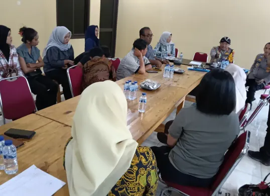 Kapolres Serang AKBP Condro Sasongko memediasi persoalan gaji karyawan dengan FMU Clinic di Mapolsek Cikande. (Sumber: Poskota/Rahmat Haryono)