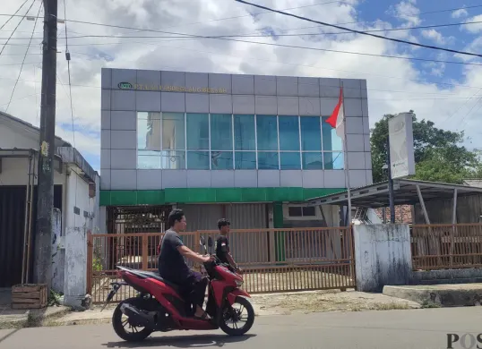 Kantor BUMD LKM Pandeglang Berkah nampak sepi dari aktivitas pegawai. (Sumber: Poskota/Samsul Fatoni)