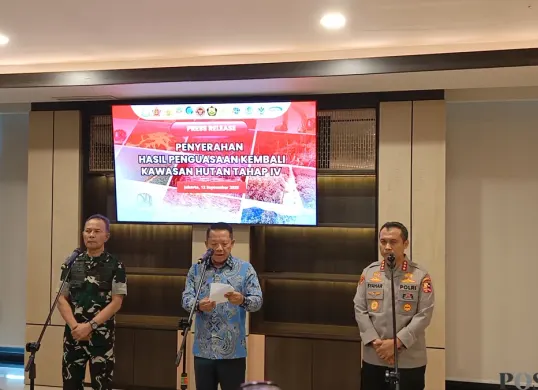 Kepala Pusat Penerangan Hukum Kejagung, Anang Supriatna (tengah) saat ditemui di Kejagung, Jumat, 12 September 2025. (Sumber: Poskota/Ali Mansur)