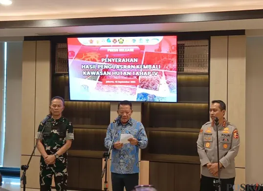 Ketua Pelaksana Satgas PKH, Febrie Adriansyah (tengah) saat ditemui di Kantor Kejagung, Jakarta Selatan, Jumat, 12 September 2025. (Sumber: Poskota/Ali Mansur)