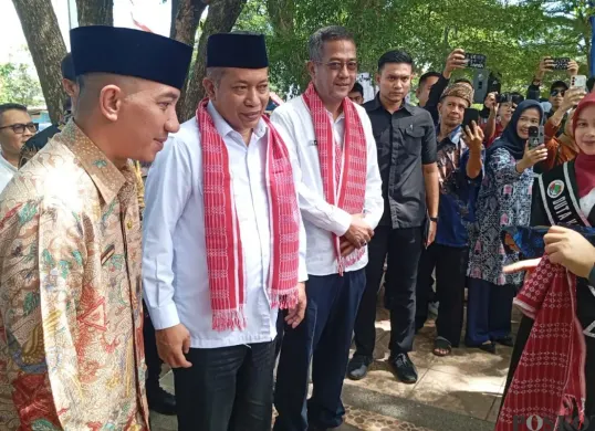 Menkop Ferry Juliantoro berada di Plaza Lebak, Kecamatan Rangkasbitung, Kabupaten Lebak, Jumat, 12 September 2025. (Sumber: Poskota/Samsul Fatoni)