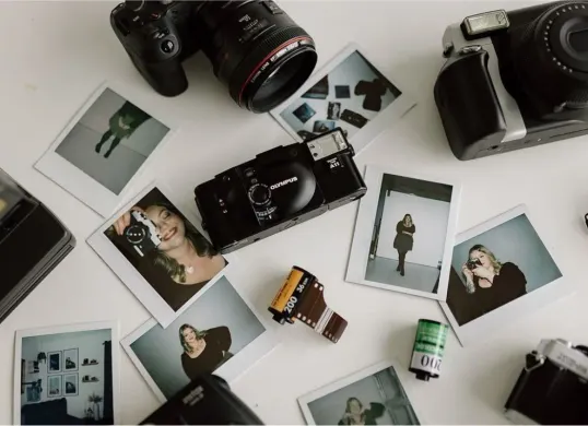 Tren foto polaroid Idol (Sumber: Pinterest/Darnisha Boone)