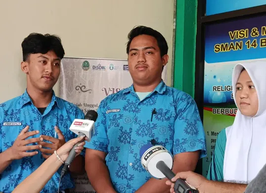Pengurus OSIS SMAN 14 Kota Bekasi memberikan keterangan kepada wartawan terkait aksi demonstrasi siswa yang menuntut transparansi penggunaan Dana BOS dan infak pembangunan masjid di sekolah. (Sumber: Poskota/Nurpini Aulia Rapika)