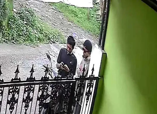 Tangkapan layar kamera CCTV warga memperlihatkan dua orang mencurigakan bertransaksi narkoba di depan rumah. (Sumber: Istimewa)