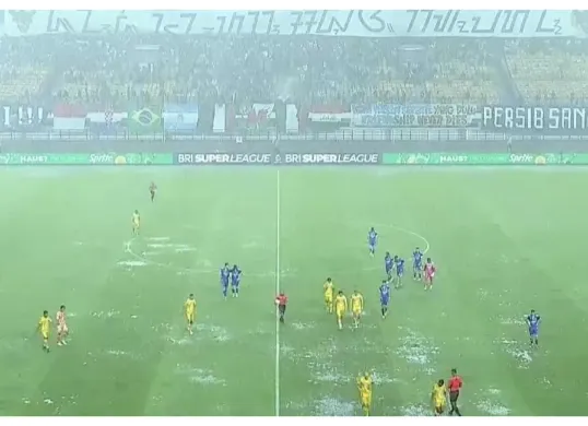 Laga pekan kelima Super League 2025-2026 antara Persib Bandung menghadapi Persebaya Surabaya berhenti sementara akibat hujan deras. (Sumber: X/@AndreasJhonson_)