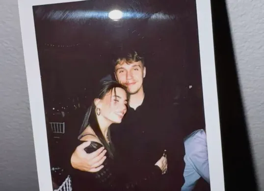 Tips mudah buat foto polaroid bareng idola menggunakan Gemini AI (Sumber: Pinterest)