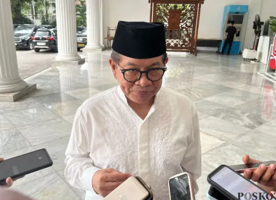 Gubernur Jakarta, Pramono Anung menyampaikan pernyataan kepada awak media di Balai Kota Jakarta, Jakarta Pusat, Jumat, 12 September 2025. (Sumber: Poskota/Muhammad Tegar Jihad)