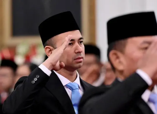 Raffi Ahmad masuk bursa calon Menpora menggantikan Dito Ariotedjo. Peluang, rekam jejak, dan tantangannya bersaing dengan nama-nama seperti Taufik Hidayat. Simak di sini! (Sumber: Instagram/@raffinagita1717)