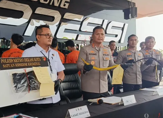 Polres Metro Bekasi Kota saat menggelar konferensi pers terkait kasus tawuran maut di Bekasi Timur, Jumat, 12 September 2025. (Sumber: Poskota/Nurpini Aulia Rapika)