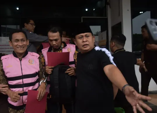 Kejari Kabupaten Bekasi menggiring tersangka kasus dugaan korupsi dana Desa Sumberjaya usai resmi ditetapkan sebagai tersangka, Kamis 11 September 2025. (Sumber: Istimewa)