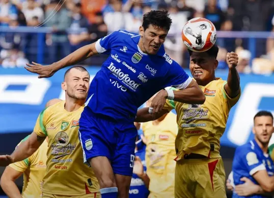 Bek Persib Bandung, Federico Barba sedang berduel dalam pertandingan melawan Persebaya. (Sumber: Instagram/@persib)