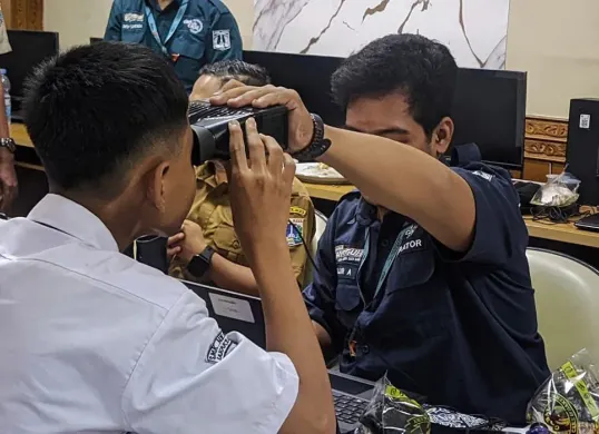 Petugas Disdukcapil Jakarta melakukan perekaman data kependudukan. (Sumber: Istimewa)