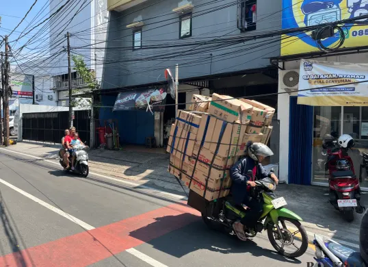 Kabel udara di Jalan Duri Raya, Duri Kepa, Kebon Jeruk, Jakarta Barat, menjuntai ke bawah, pada Sabtu, 13 September 2025. (Sumber: Poskota/Pandi Ramedhan)