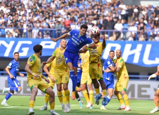 Potret pemain Persib Bandung, Federico Barba berduel di udara dengan pemain Persebaya Surabaya. (Sumber: Persib)