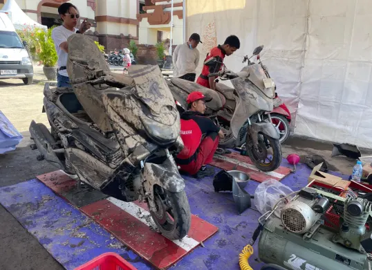 Yamaha Indonesia hadirkan 21 Posko Servis Gratis untuk motor warga Bali yang terdampak banjir. (Sumber: Yamaha)