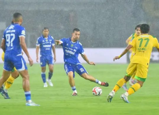 Potret Thom Haye yang melakoni debut di Super League bersama Persib Bandung. (Sumber: Persib)