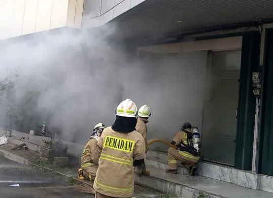 Kebakaran ruko bahan kimia di Gading Kirana, Kelapa Gading Utara, Kelapa Gading, Jakarta Barat, Minggu, 14 September 2025. (Sumber: Dok Damkar)