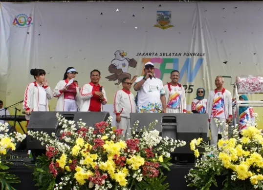 Wakil Gubernur Jakarta, Rano Karno bersama Walikota Jakarta Selatan, M. Anwar meramaikan acara Funwalk Jakarta Selatan 2025. (Sumber: Dok. Humas Pemkot Jaksel)