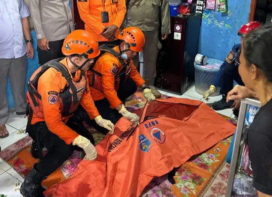 Petugas mengevakuasi bocah yang hanyut di Tajurhalang, Kabupaten Bogor, Minggu, 14 September 2025. (Sumber: Dok. BPBD Kabupatan Bogor)