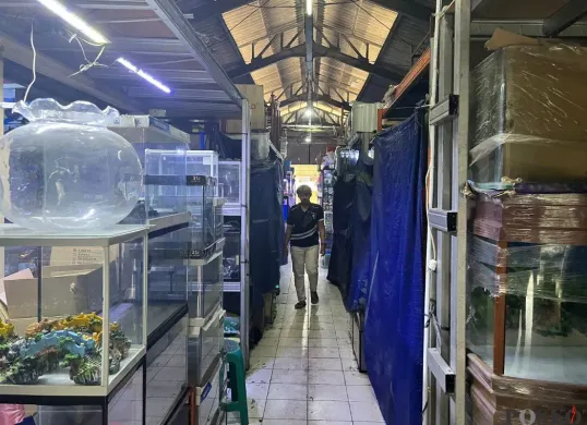 Kondisi Pasar Radio Dalam, Jalan Pasar Inpres, Gandaria Utara, Kebayoran Baru, Jakarta Selatan, terlihat sepi pengunjung, Minggu, 14 September 2025. (Sumber: Poskota/Pandi Ramedhan)