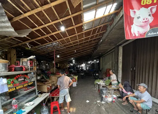 Aktivitas eks pedagang Pasar Blok A Fatmawati, Jakarta Selatan, yang berjualan di gang permukiman warga pada Minggu, 14 September 2025. (Sumber: POSKOTA | Foto: Pandi Ramedhan)