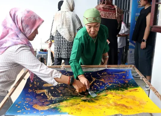 Para ibu dari komunitas Single Mom’s Indonesia (SMI) mulai mewarnai kain bermotif hasil karya mereka. (Sumber: Dok PLN UID Jakarta Raya)