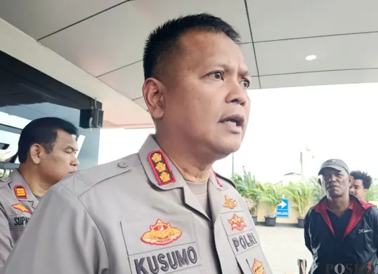 Kapolres Metro Bekasi Kota, Kombes Pol Kusumo Wahyu Bintoro menerima laporan dugaan penipuan yang menyeret seorang direktur BUMN berinisial NAS, Minggu, 14 September 2025. (Sumber: Poskota/Nurpini Aulia Rapika)