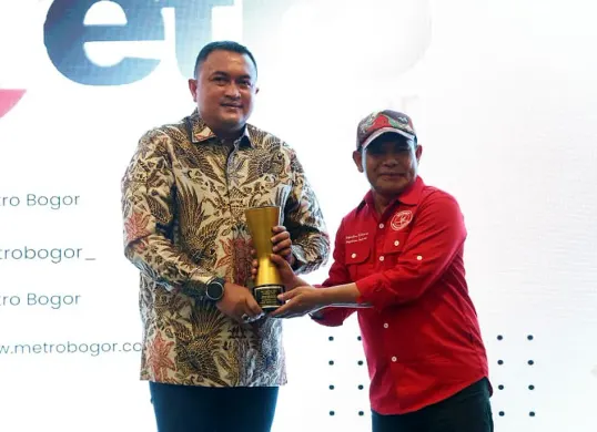 Bupati Bogor, Rudy Susmanto meraih penghargaan sebagai Tokoh Peduli Disabilitas dari Harian Metropolitan. (Sumber: Dok Diskominfo Kabupaten Bogor)