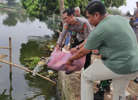 Polisi, TNI, dan masyarakat menebar ribuan benih ikan ke Situ Tonjong, Kabupaten Bogor, Minggu, 14 September 2025. (Sumber: Poskota/Angga Pahlevi)