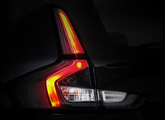 Varian tertinggi mobil Suzuki XL7 Hybrid Alpha Kuro dibanderol mulai Rp312 juta. (Sumber: Dok. Suzuki Indonesia)
