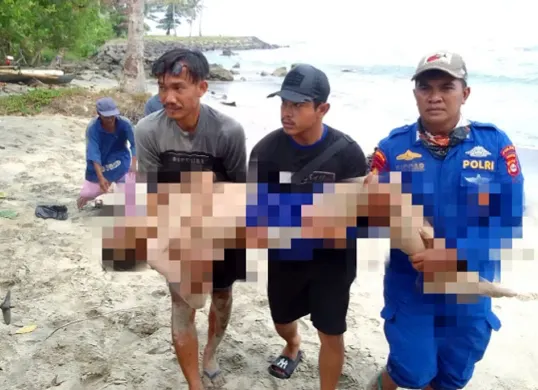 Korban tenggelam berhasil ditemukan dan dievakuasi Tim SAR di Pantai Cinangka, Kabupaten Serang. (Sumber: Istimewa)