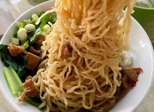 Ilustrasi kuliner bakmie di Tanah Abang. (Sumber: Instagram/@bikeandmie)