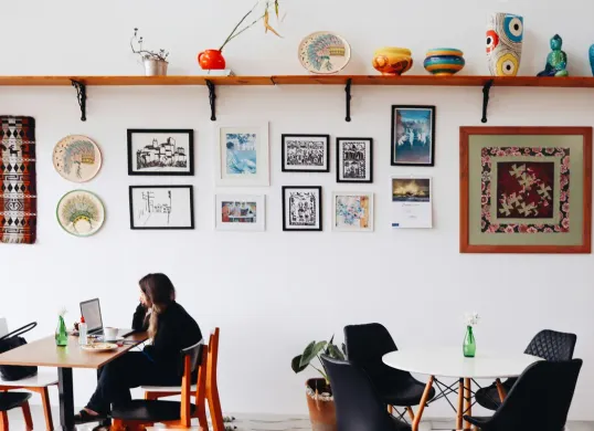 4 Tempat WFA Gratis di Jakarta Lengkap dengan Lokasinya (Sumber: Unsplash/Nathana Rebouças)