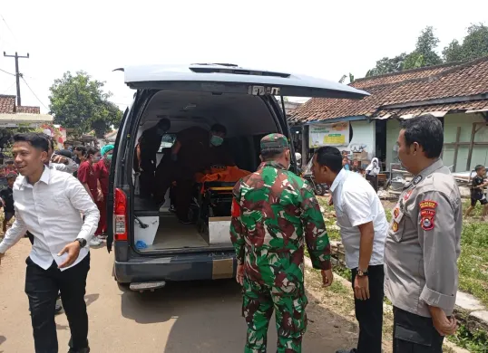 Jasad SP saat akan dievakuasi ke RS Bhayangkara Polda Banten. (Sumber: Dok Polsek Cipocok Jaya)
