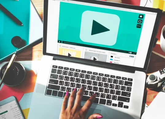 Cara edit video percakapan berbasis Artificial Intelligence (AI) seolah ngobrol dengan sosok yang sudah tiada. (Sumber: Freepik/rawpixel.com)
