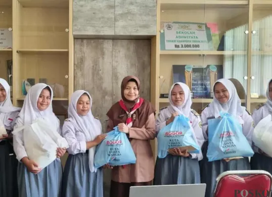 Murid SMKN 1 Cileungsi, Kabupaten Bogor, menerima bantuan berupa sembako, Senin, 15 September 2025. (Sumber: Poskota/Giffar Rivana)
