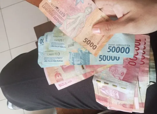 lustrasi pekerja menerima Bantuan Subsidi Upah (BSU) 2025 melalui bank penyalur resmi pemerintah. (Sumber: Pinterest)
