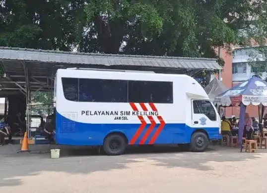 Layanan SIM keliling Ditlantas Polda Metro Jaya di Jakarta memudahkan masyarakat memperpanjang SIM A dan C tanpa harus datang ke Satpas utama. (Sumber: Pinterest)