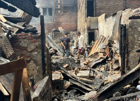 Sisa bangunan yang terbakar di Jalan Pasar Senen Dalam, Senen, Jakarta Pusat, Senin, 15 September 2025. (Sumber: Poskota/Pandi Ramedhan)