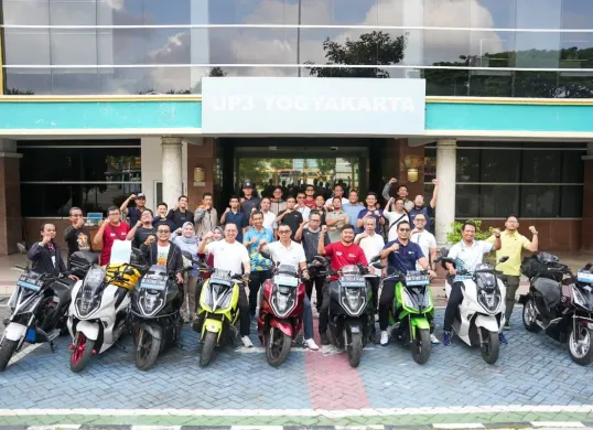 Pengendara motor listrik tergabung dalma Alva Owners Club touring Jakarta-Bali sekaligus kampanyekan gaya hidup ramah lingkungan. (Sumber: Dok. Alva)