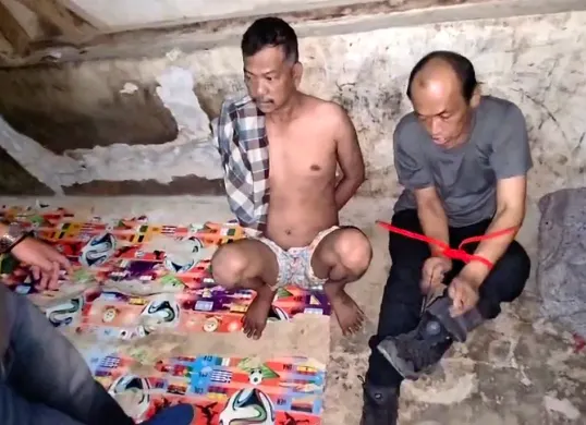 Tersangka kasus penipuan dengan modus dukun pengganda uang, H alias Romo, 45 tahun dan WH, 47 tahun, ditangkap Polres Metro Jakarta Selatan. (Sumber: Dok. Polres Metro Jakarta Selatan)