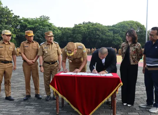Pemkot dan PT Garuda Gemah Nusantara menandatangani kerja sama pengembangan kawasan Stadion Patriot Candrabaga di Plaza Pemkot Bekasi, Senin, 15 September 2025. (Sumber: Dok. Humas Pemkot Bekasi)