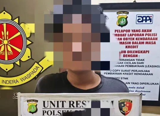 Pelaku pengedar obat keras berkedok warung kopi yang diamankan Polsek Bojongsari. (Sumber: Dok Humas Polres Metro Depok)
