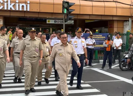 Gubernur Jakarta, Pramono Anung saat meninjau pelican crossing di Stasiun Cikini, Jakarta Pusat, Senin, 15 September 2025. (Sumber: POSKOTA | Foto: M Tegar Jihad)