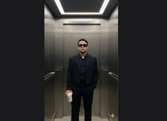 Contoh prompt Gemini AI edit foto jas di lift yang sedang viral (Sumber: X/@idabgsantika)