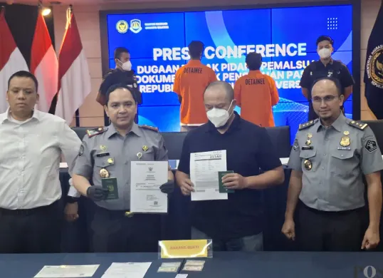 Jajaran Imigrasi Kelas I Jakarta Selatan menunjukkan barang bukti pemalsuan dokumen paspor dan overstay. (Sumber: POSKOTA | Foto: Angga Pahlevi)
