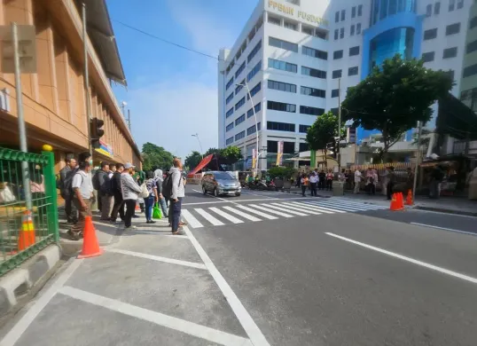 Pagar pembatas serta pemasangan fasilitas pelican cross di Stasiun Cikini, Jakarta Pusat. (Sumber: Dok. Kominfotik KAI Daop 1 Jakarta)