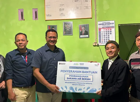Penyerahan Bantuan Simbolis kepada Ketua Yayasan Dharma Putra Banokeling Ritam. (Sumber: Corcom Telkom)