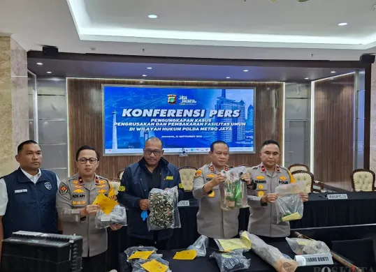 Polda Metro Jaya menetapkan 16 orang sebagai tersangka dalam kasus perusakan dan pembakaran fasilitas umum yang terjadi dalam aksi unjuk rasa pada 28 hingga 31 Agustus 2025. (Sumber: Poskota/Ali Mansur)